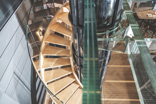 Bogentreppe mit Glasgeländer - gebogene Treppe mit Glasgeländer schwebende Glasbrücke Siller Treppen 3