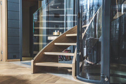 Bogentreppe mit Glasgeländer - gebogene Treppe mit Glasgeländer schwebende Glasbrücke Siller Treppen 2