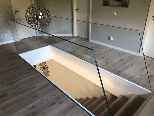 Mistral Edge - schöne schwebende Treppe mit hängendem Glasgeländer Design von Siller Treppen 2