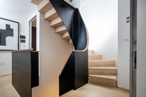 Faltwerktreppe mit Flachstahlgeländer - London Zickzack Holz und Stahlblech Treppen Siller Treppen Bild 004