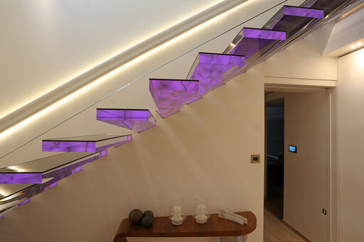 Kragarmtreppe aus Acryl - Kragarm Treppe LED