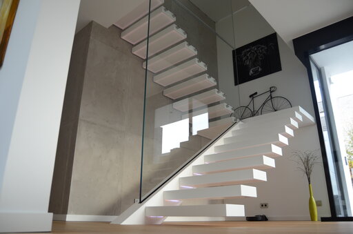 Go Up - moderne Designtreppe mit corian stufen und led Siller Treppen Design 4