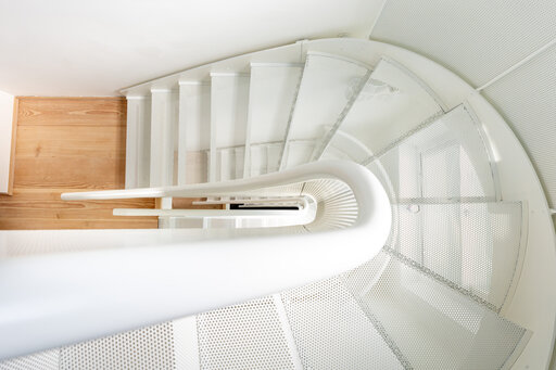 Design industriale 1 – Scala in acciaio di grande impatto con una chiara presenza strutturale