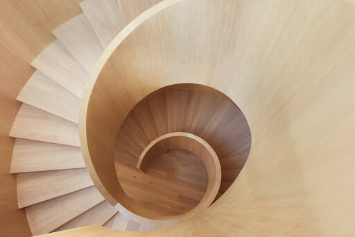Palo Alto Bogentreppe mit Holzfurnier - Designtreppe gebogen repräsentativ Treppe Siller Treppen Palo Alto SFMH Atherton Interiors 17