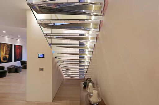 Kragarmtreppe aus Acryl - Kragarmtreppen in Acryl mit LED 2