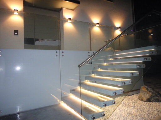 Scala a sbalzo in calcestruzzo – Scala a sbalzo sospesa con illuminazione integrata