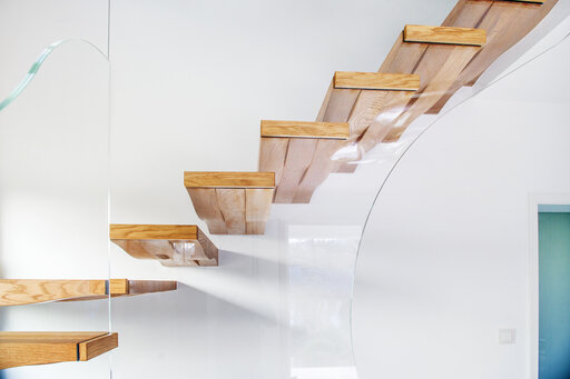 Schwebende Wellen - linien und kurven bei Treppen
