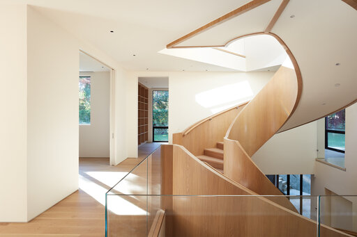 Palo Alto Bogentreppe mit Holzfurnier - Designtreppe gebogen repräsentativ Treppe Siller Treppen Palo Alto SFMH Atherton Interiors 02