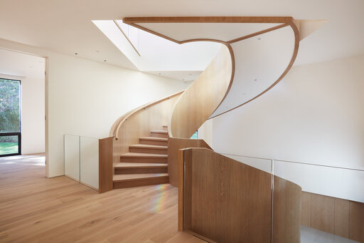 Palo Alto Bogentreppe mit Holzfurnier - Designtreppe gebogen repräsentativ Treppe Siller Treppen Palo Alto SFMH Atherton Interiors 12