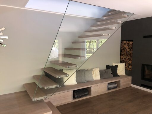 Mistral Edge - schöne schwebende Treppe mit hängendem Glasgeländer Design von Siller Treppen 1