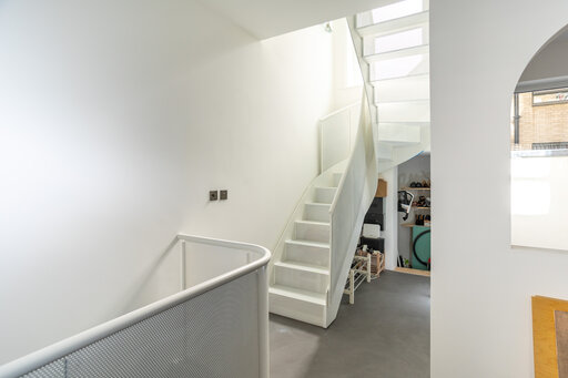 Design industriale 1 – Scala in acciaio di grande impatto con una chiara presenza strutturale