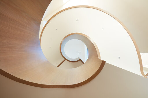 Palo Alto Bogentreppe mit Holzfurnier - Designtreppe gebogen repräsentativ Treppe Siller Treppen Palo Alto SFMH Atherton Interiors 20